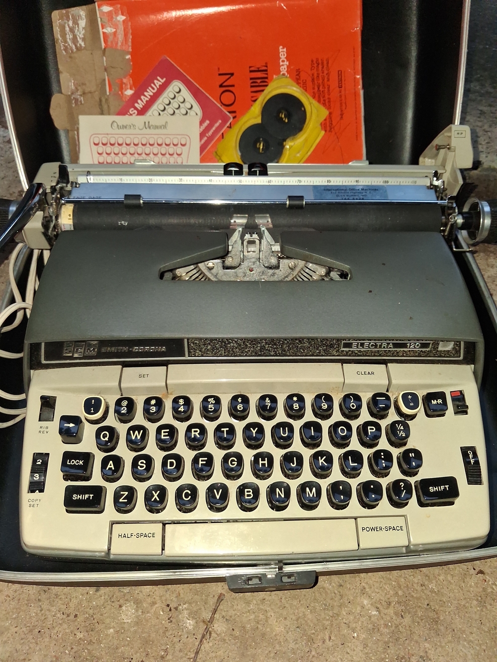 SM - Electra 120 Portable Typewriter in Cream and Gray